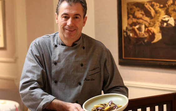 Javier Diaz, chef del Restaurante Alhambra, reconoce que es cocinero gracias a su abuela